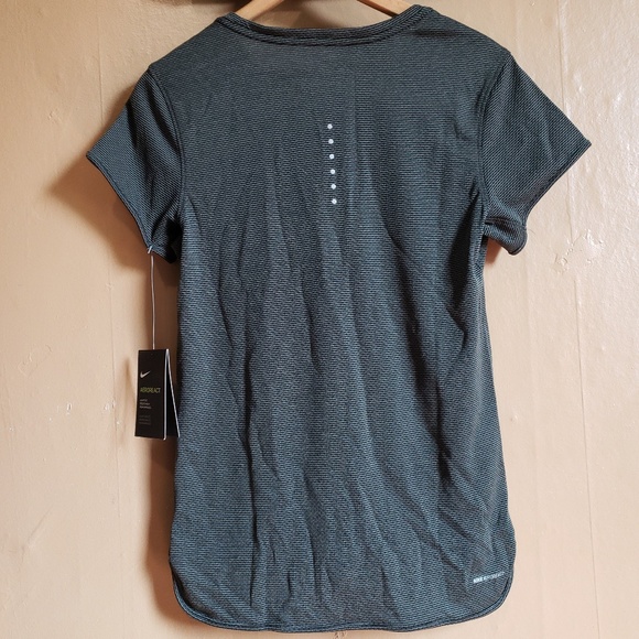 NWT Nike AeroReact Women's Small Short Sleeve - Picture 4 of 8